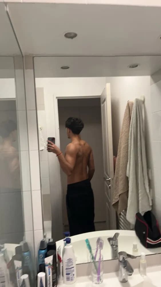 Bryan - Plan cul à Aveize Profil de Bryan, 22 ans, Plan cul à Aveize (Rhône)